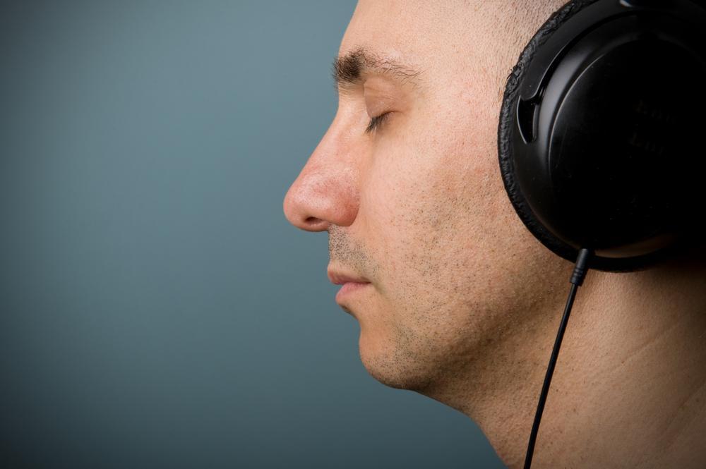 Как звучат мужчины. Звуковой мужчина. Звуки мужчин. Муж звуковой. Bald man with Headphones Art.